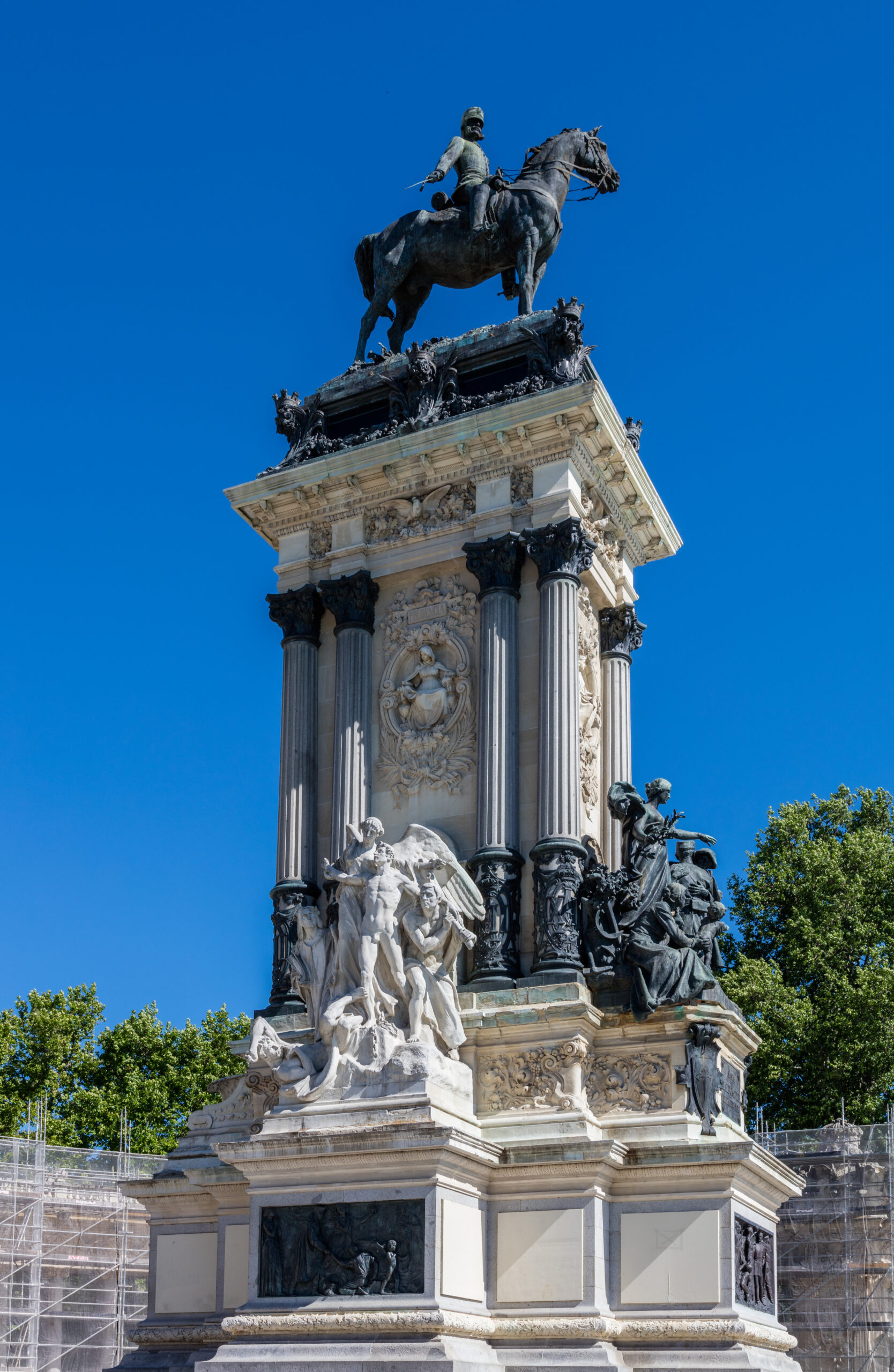 Monumento_a_Alfonso_XII_Parque_del_Retiro_Madrid_Espana_2017-05-18_DD_18-scaled.jpg